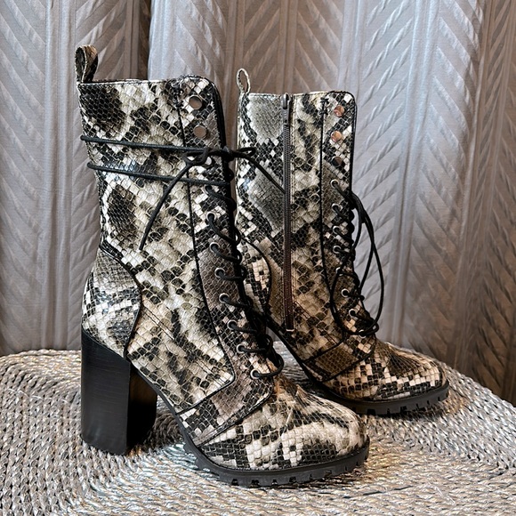 Like new Dolce Vita Ayleen snakeskin lace up zip up boots size 9.5 snake skin - Picture 3 of 15
